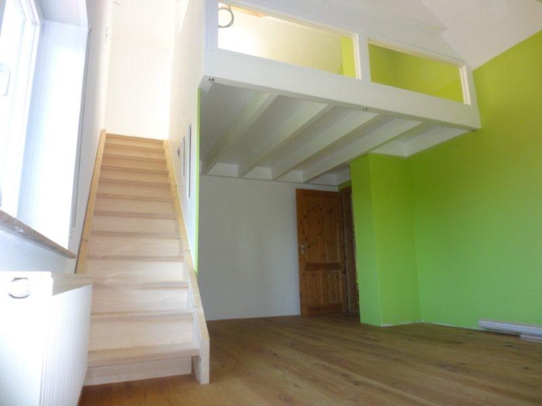 Podest mit Treppe