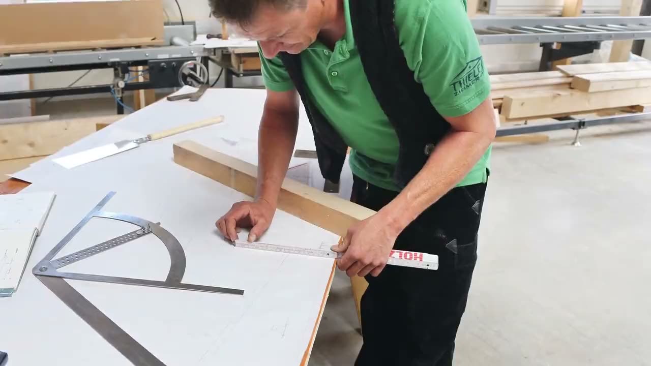 Zimmerermeister reißt einen Balken an – Zimmerei Thiele, Zimmerei und Holzbau im Raum Heilbronn