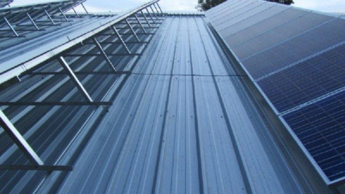 Reithallendach mit PV-Anlage