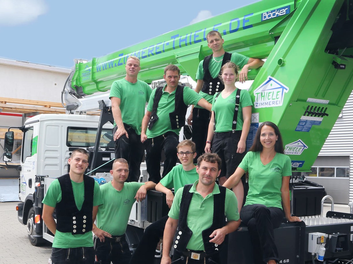 Das Team der Zimmerei Thiele vor dem Autokran am Betriebshof in Schwaigern